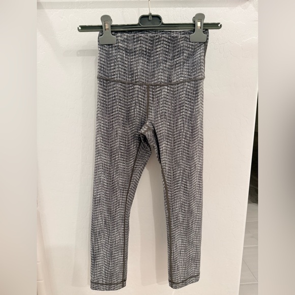 lululemon athletica Gray and White Textured Leggings - Picture 6 of 6
